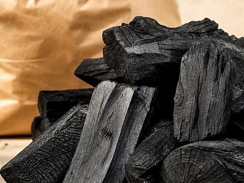 Древесный уголь берёзовый — крупный план торцов поленьев